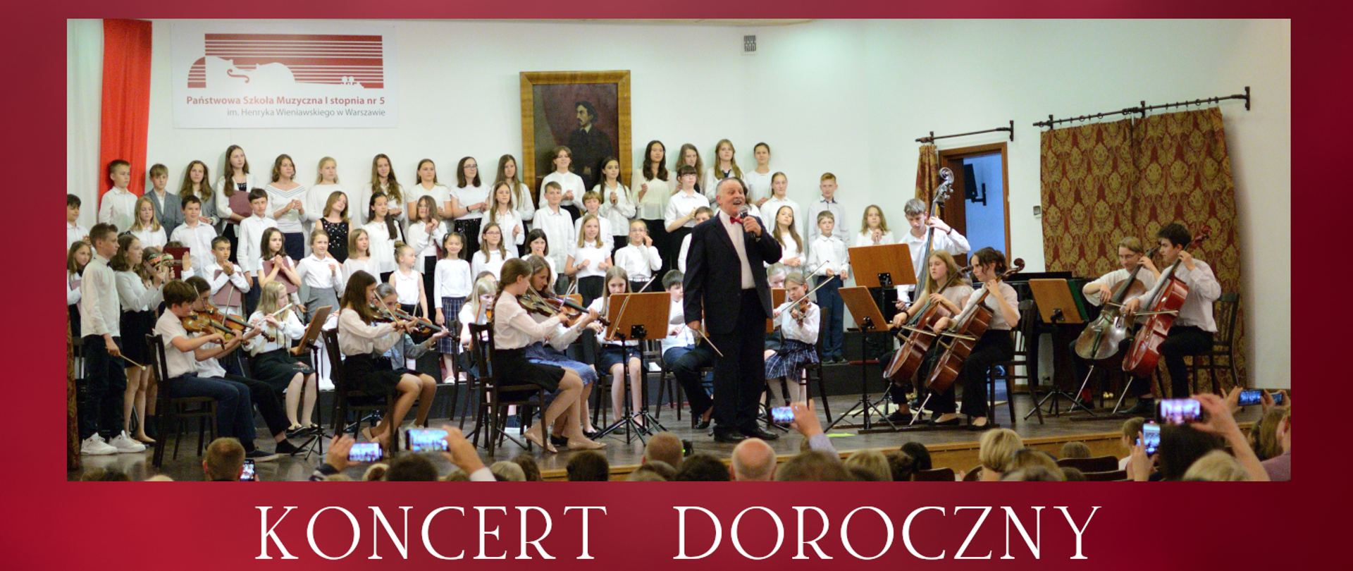 Chór i orkiestra szkolna wraz z dyrygentem podczas występu na estradzie Sali Koncertowej Państwowej Szkoły Muzycznej I stopnia nr 5 im. Henryka Wieniawskiego w Warszawie