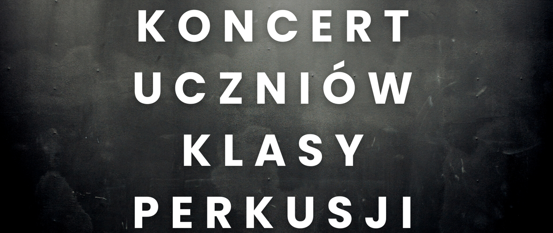 Czarno szare tło plakatu z białymi literami informujące o koncercie perkusyjnym, w prawym dolnym rogu kolorowe nutki.