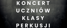 Czarno szare tło plakatu z białymi literami informujące o koncercie.