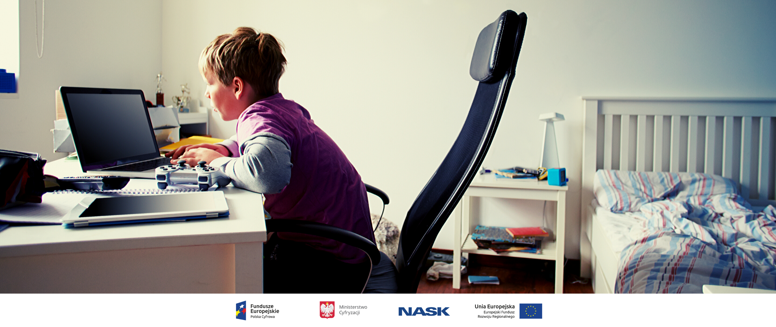 Chłopiec przy komputerze.