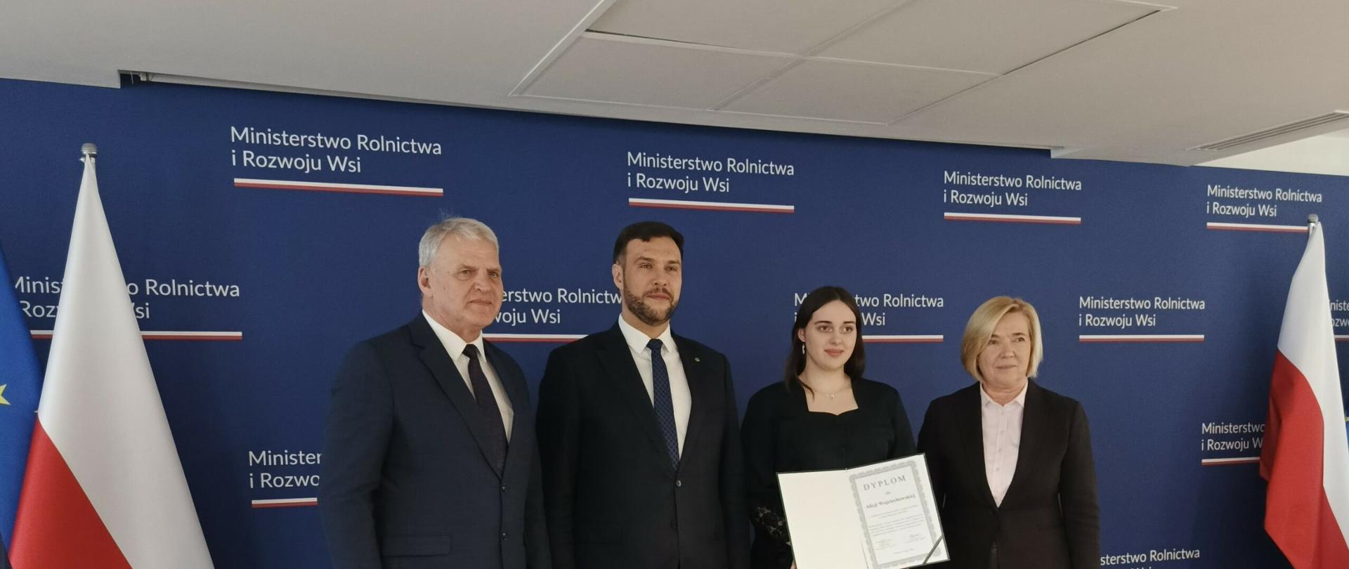 Uczennica  ZSCKR w Zduńskiej Dąbrowie wyróżniona Nagrodą Ministra Rolnictwa i Rozwoju Wsi