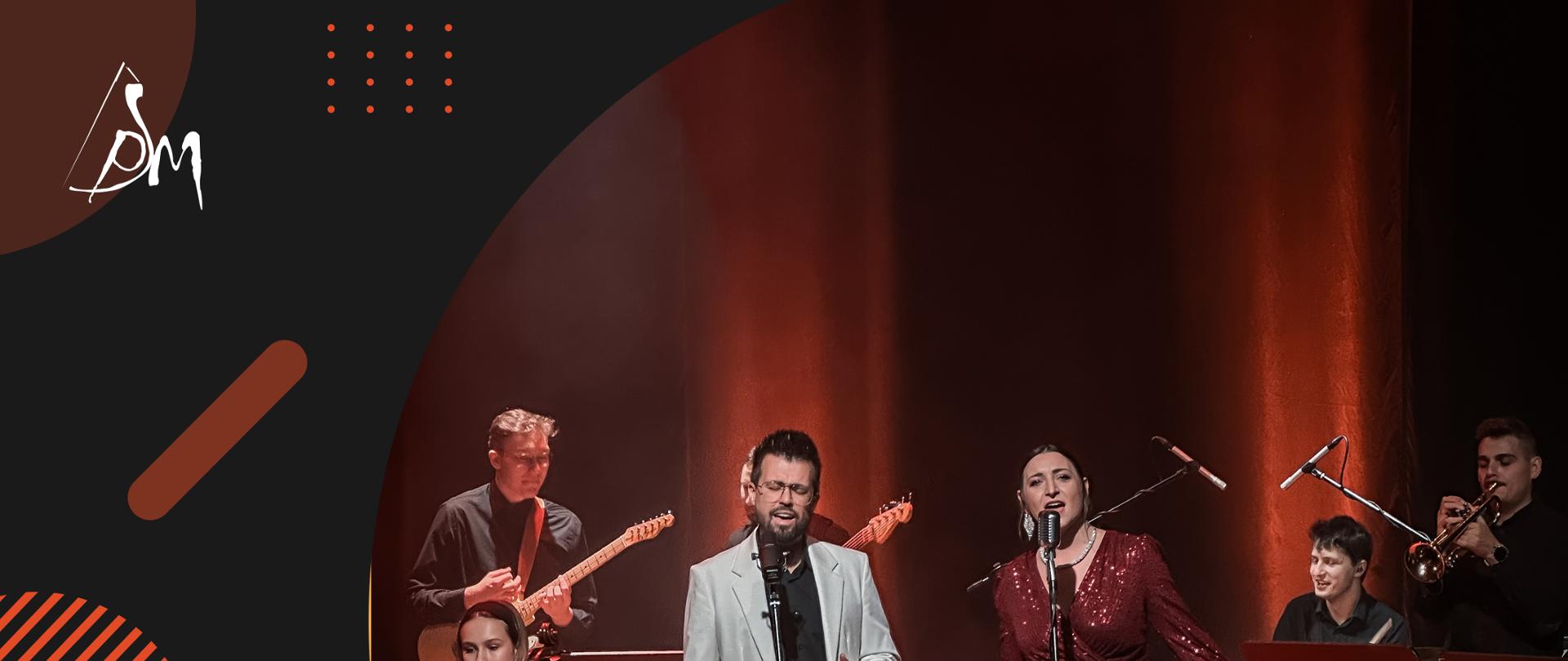 Plakat w kolorze czarnym i czerwonym. z wpisem " uczestnicy The Voice of Poland Michał Bober Ola Turoń, SDMusicProject, 23.03.2024 godzina 19:00 sala koncertowa PSM im. A. Kurylewicza Namysłów. W repertuarze m.in. Zbigniew Wodecki, Anna Jantar, Andrzej Zaucha. Bilety do nabycia w sekretariacie szkoły e cenie 60 zł.
W tle widoczni wykonawcy, pani i pan śpiewający, oraz inni grający na instrumentach trąbce, gitarze, perkusji i wiolączeli.
Po lewej stronie widać logo szkoły oraz logo wykonawców.