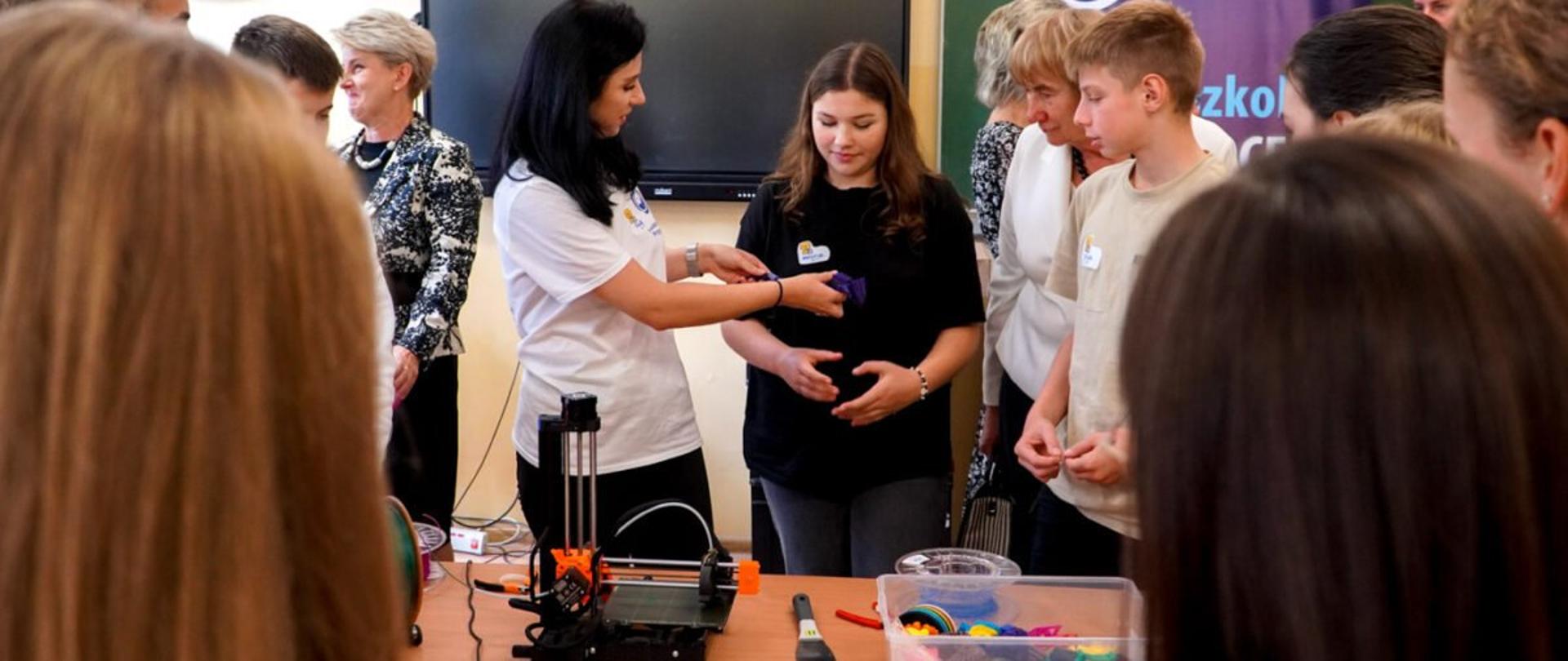 Grupa osób w sali szkolnej