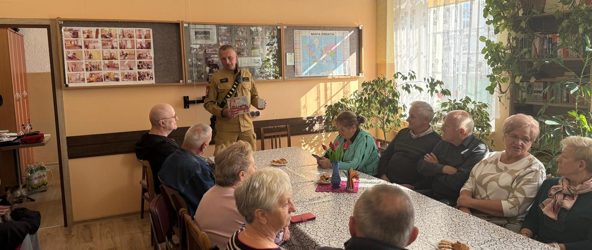 Strażak przeprowadza spotkanie z emerytalnymi 