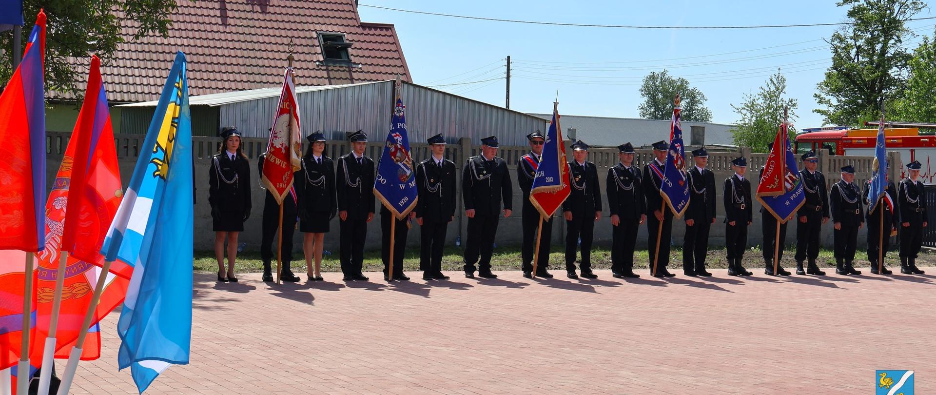 Na zdjęciu widnieją strażacy w trakcie uroczystości - obchodów jubileuszu. 