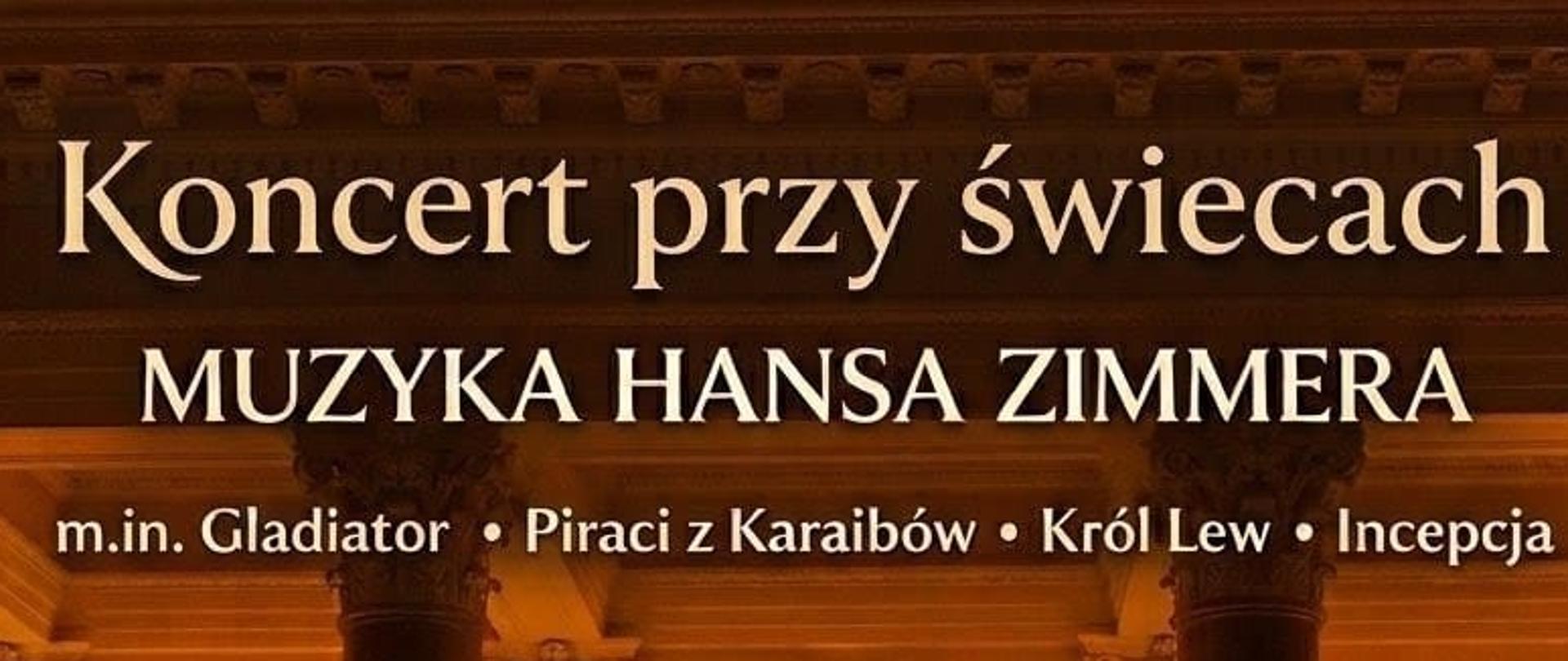 Plakat promujący koncert przy świecach z muzyką Hansa Zimmera. W centralnej części grafiki znajduje się scena w eleganckiej sali koncertowej o klasycznej architekturze z kolumnami. Na scenie występuje trio muzyczne: pianistka przy fortepianie, skrzypek oraz wiolonczelista. Scena i przestrzeń wokół niej są oświetlone setkami zapalonych świec, które tworzą ciepłą, nastrojową atmosferę. W dolnej części obrazu widoczna jest publiczność siedząca na widowni. Na plakacie umieszczono informacje o wydarzeniu:
Koncert przy świecach – muzyka Hansa Zimmera. W programie utwory z filmów: „Gladiator”, „Piraci z Karaibów”, „Król Lew” oraz „Incepcja”. Wystąpi zespół Zagra Trio w składzie: fortepian, skrzypce i wiolonczela. Data i godzina wydarzenia: 15 maja, godzina 18:30. Miejsce: Sala Koncertowa Państwowej Szkoły Muzycznej I stopnia im. W. Kilara w Pleszewie. Cena biletu: 55 zł. Bilety dostępne są w serwisie KupBilecik.