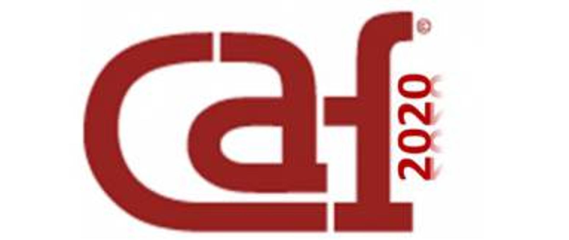 Logo CAF Panorama - na białym tle stylizowany, czerwony napis: caf, obok niego obrócona o 90 stopni przeciwnie do ruchu wskazówek zegara liczba 2020