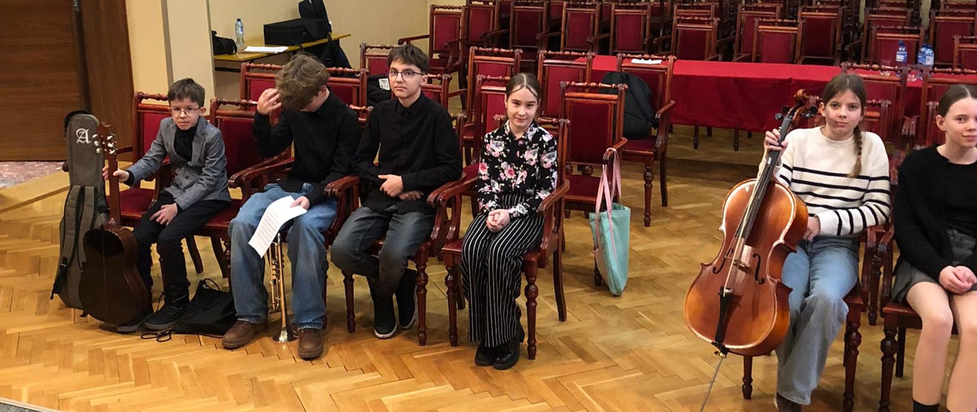 Wykonawcy i publiczność na widowni.