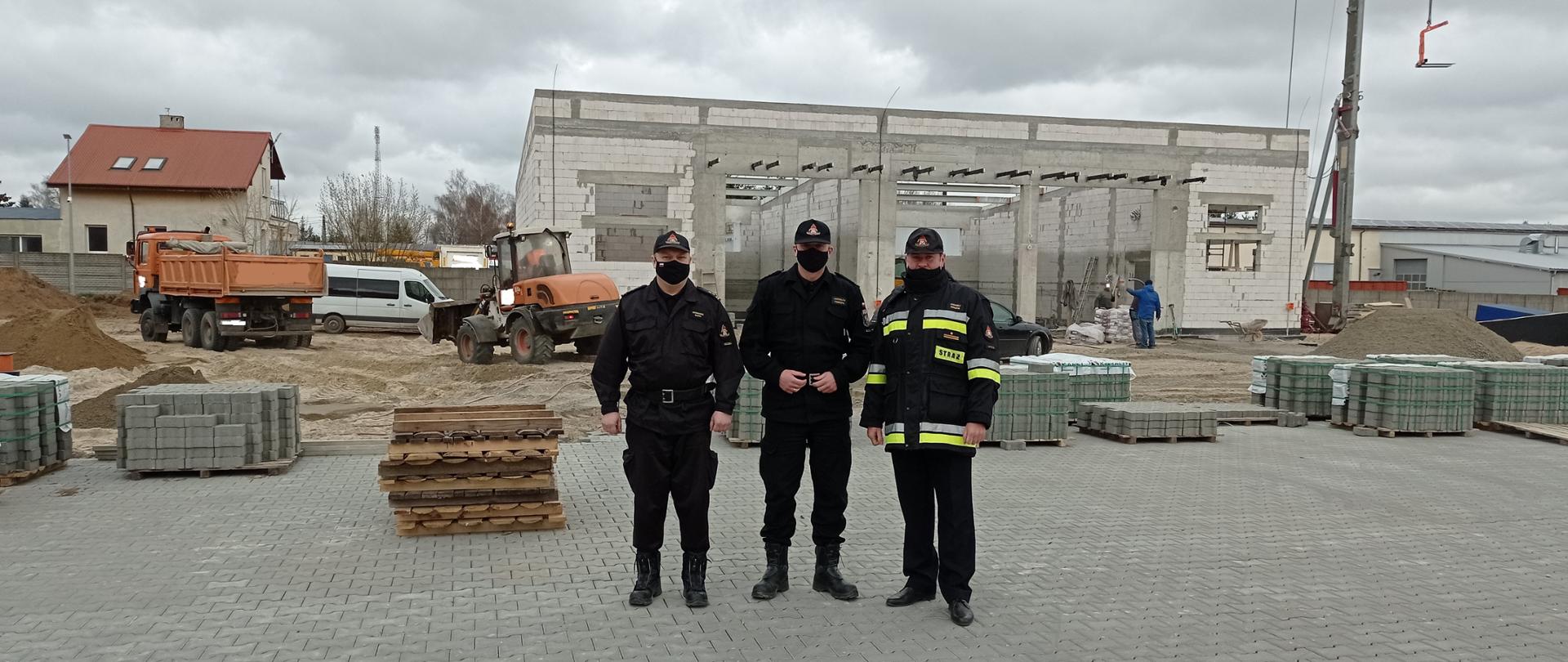 Komendant Wojewódzki, Zastępca Komendanta Wojewódzkiego, Komendant Powiatowy, Wykonawca na tle budynku C KP PSP Gryfice