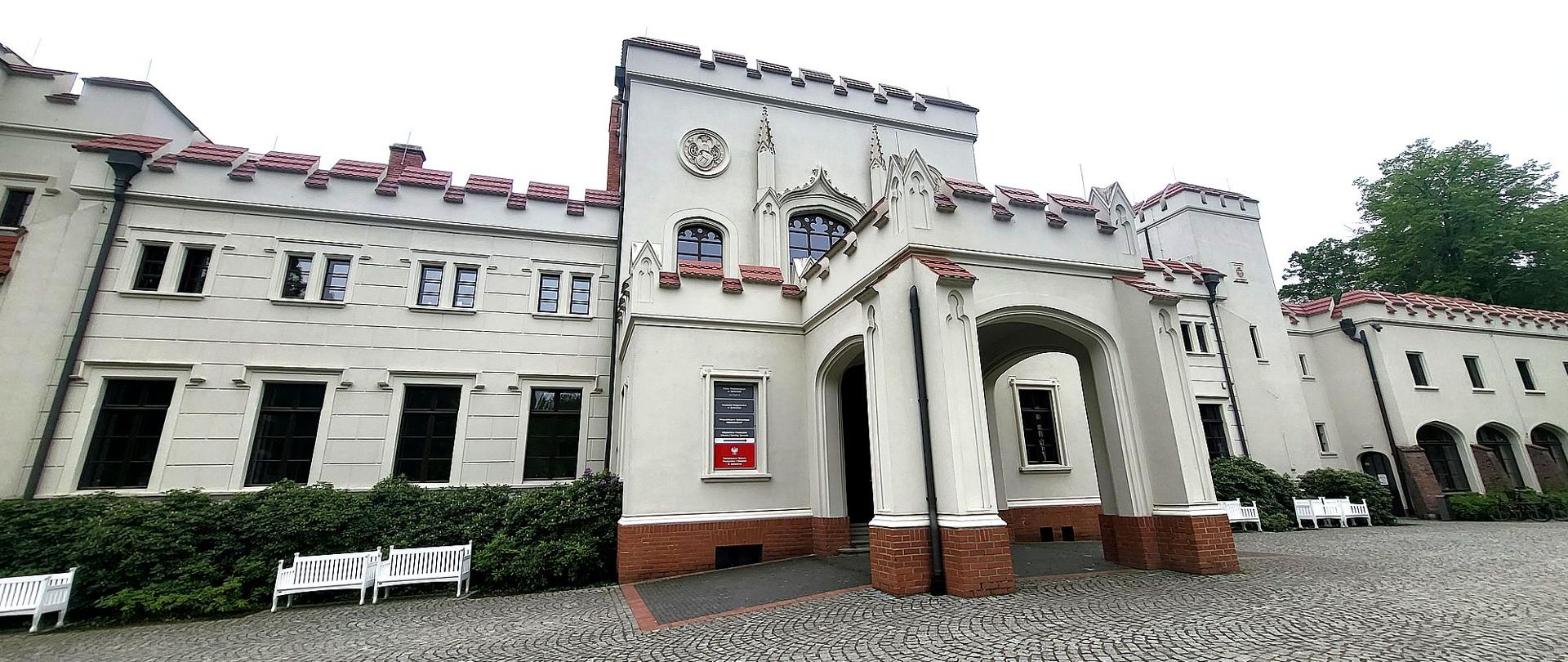 Zdjęcie przedstawia Pałac Radolińskich będący siedzibą Państwowej Szkoły Muzycznej I stopnia w Jarocinie.