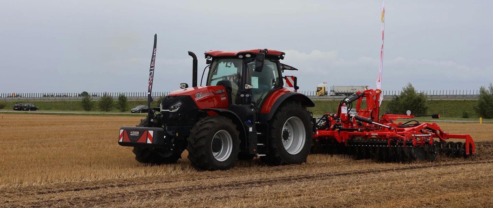 1. Traktor wraz ze sprzętem rolniczym