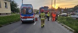 Działania służb ( straż pożarna ,policja , pogotowie ratunkowe ) w związku z potrąceniem dwóch osób na pasach. Droga w jednym kierunku całkowicie zablokowana.