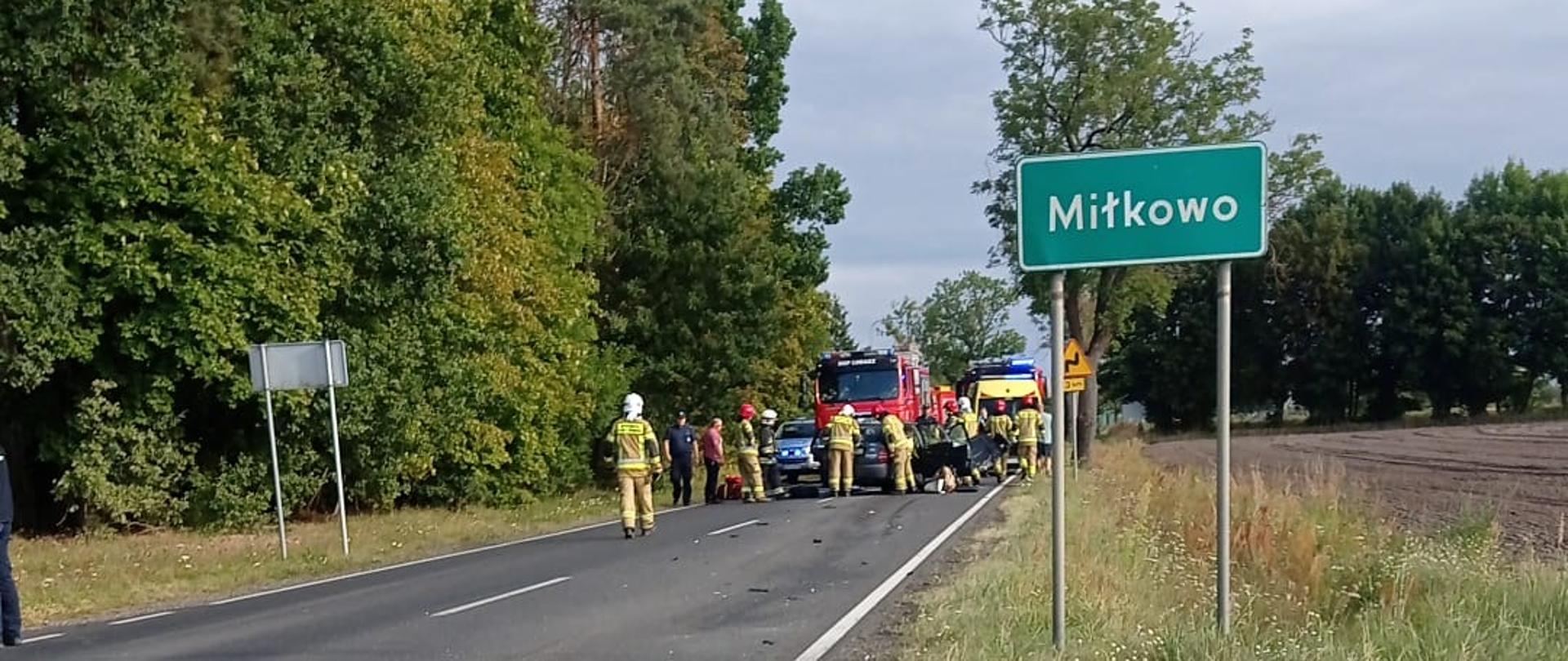 Strażacy i ratownicy medyczni pracują na miejscu wypadku w pobliżu miejscowości Miłkowo.