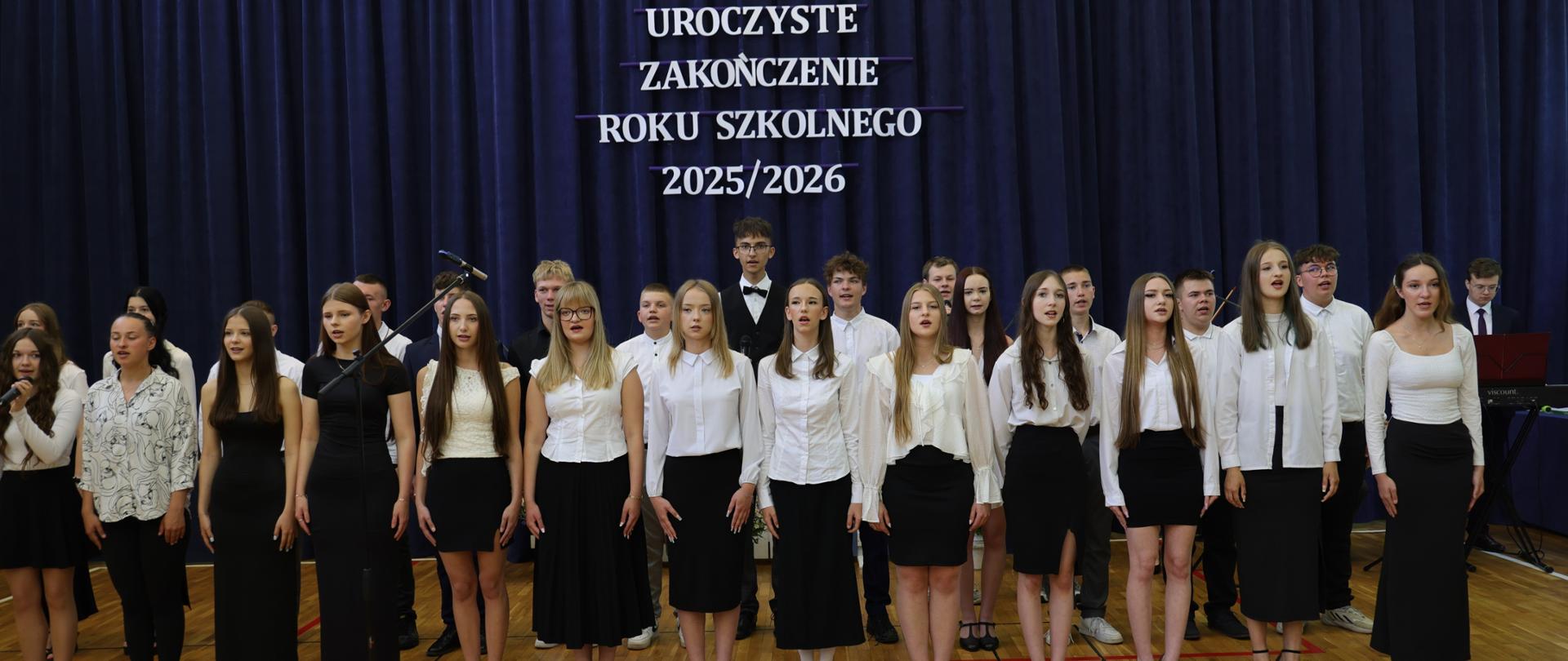 Uczniowie występujący podczas uroczystego zakończenia roku szkolnego