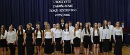 Uczniowie występujący podczas uroczystego zakończenia roku szkolnego