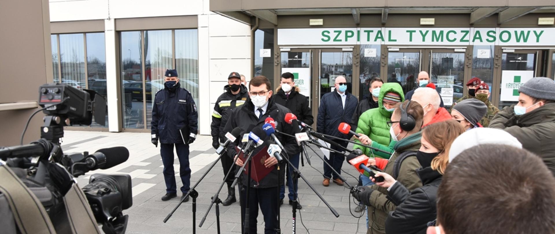 Konferencja Wojewody, Komendanta Wojewódzkiego PSP i innych z dziennikarzami przed szpitalem tymczasowym