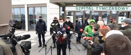 Konferencja Wojewody, Komendanta Wojewódzkiego PSP i innych z dziennikarzami przed szpitalem tymczasowym