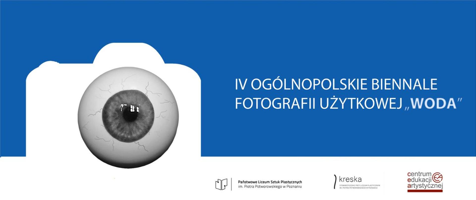 Na niebieskim tle umieszczono biały, uproszczony kontur aparatu fotograficznego (lustrzanki). W miejscu obiektywu znajduje się szczegółowa, czarno-biała grafika przedstawiająca ludzką gałkę oczną z widocznymi naczynkami krwionośnymi, tęczówką oraz źrenicą, w której dostrzec można drobne odbicie światła. Oko płynnie przechodzi w białe tło dolnego pasa.