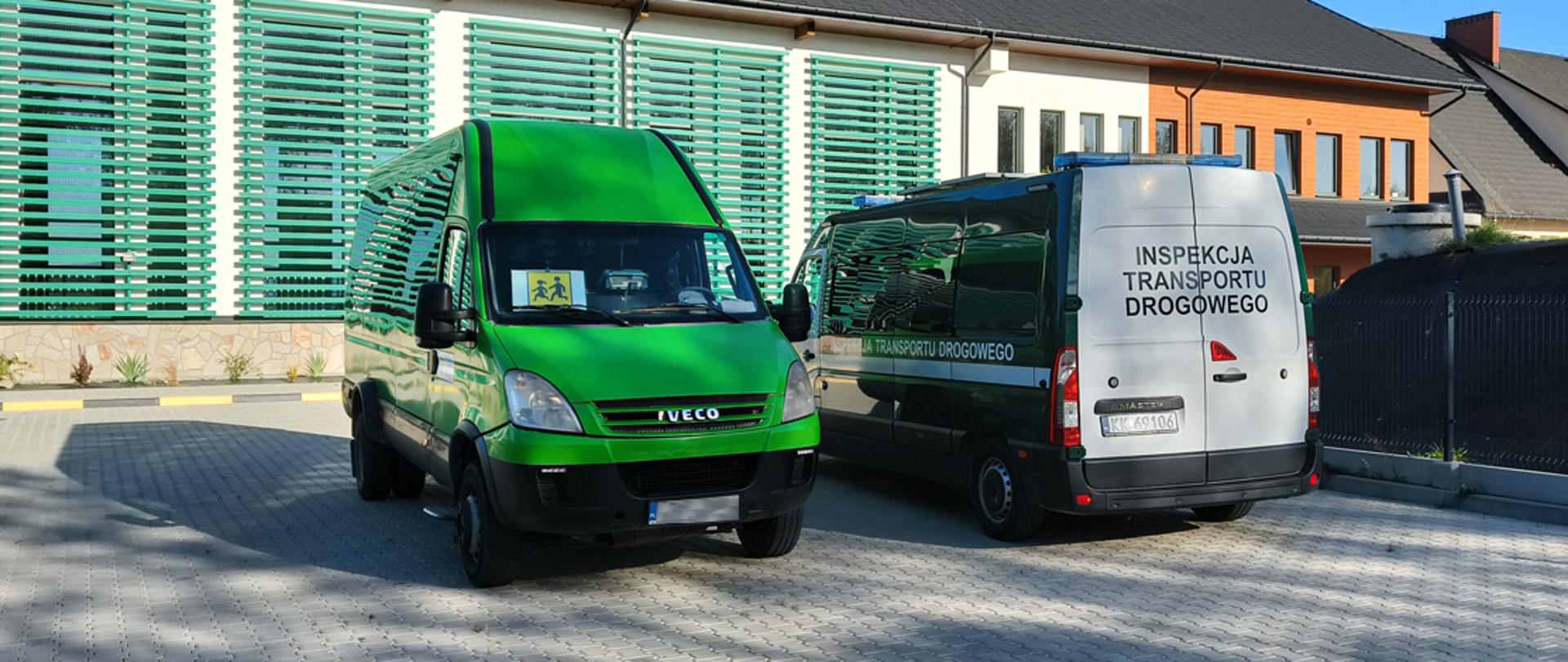 Na parkingu szkolnym od lewej: kontrolowany zielony autobus szkolny oraz pojazd kontrolny ITD 