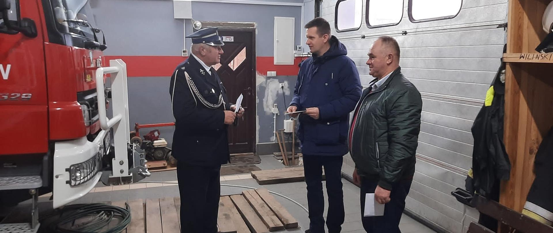 Fotografia przedstawiająca wizytację Komendanta Powiatowego PSP u jednostek OSP z terenu powiatu szydłowieckiego