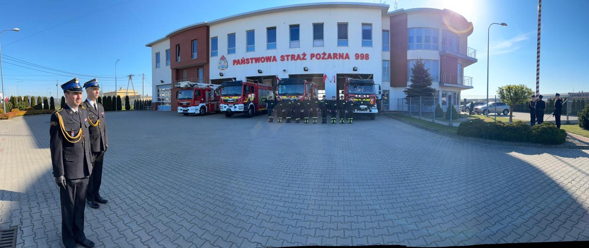 Uroczysta zbiórka z okazji Dnia Flagi Rzeczypospolitej Polskiej w Komendzie Powiatowej PSP w Kazimierzy Wielkiej
