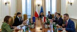 Minister Finansów Andrzej Domański i Europejska Prokurator Generalna Laura Kövesi wraz ze współpracownikami rozmawiają przy stole