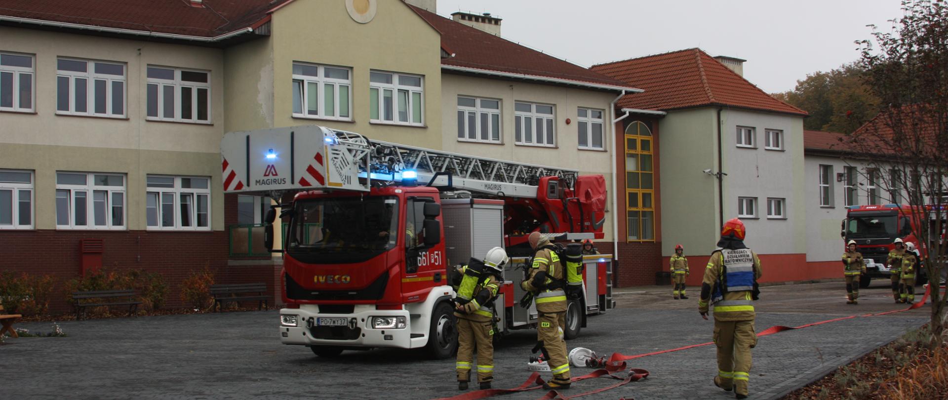 Strażacy podczas ćwiczeń 