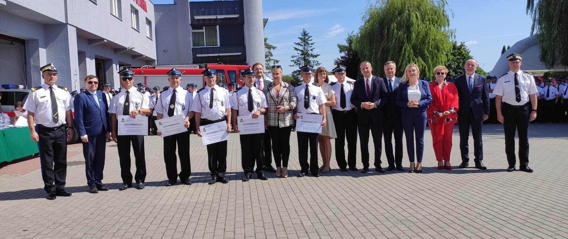 Zdjęcie przedstawia druhów, strażaków oraz gości podczas wręczenia promes dla OSP i PSP