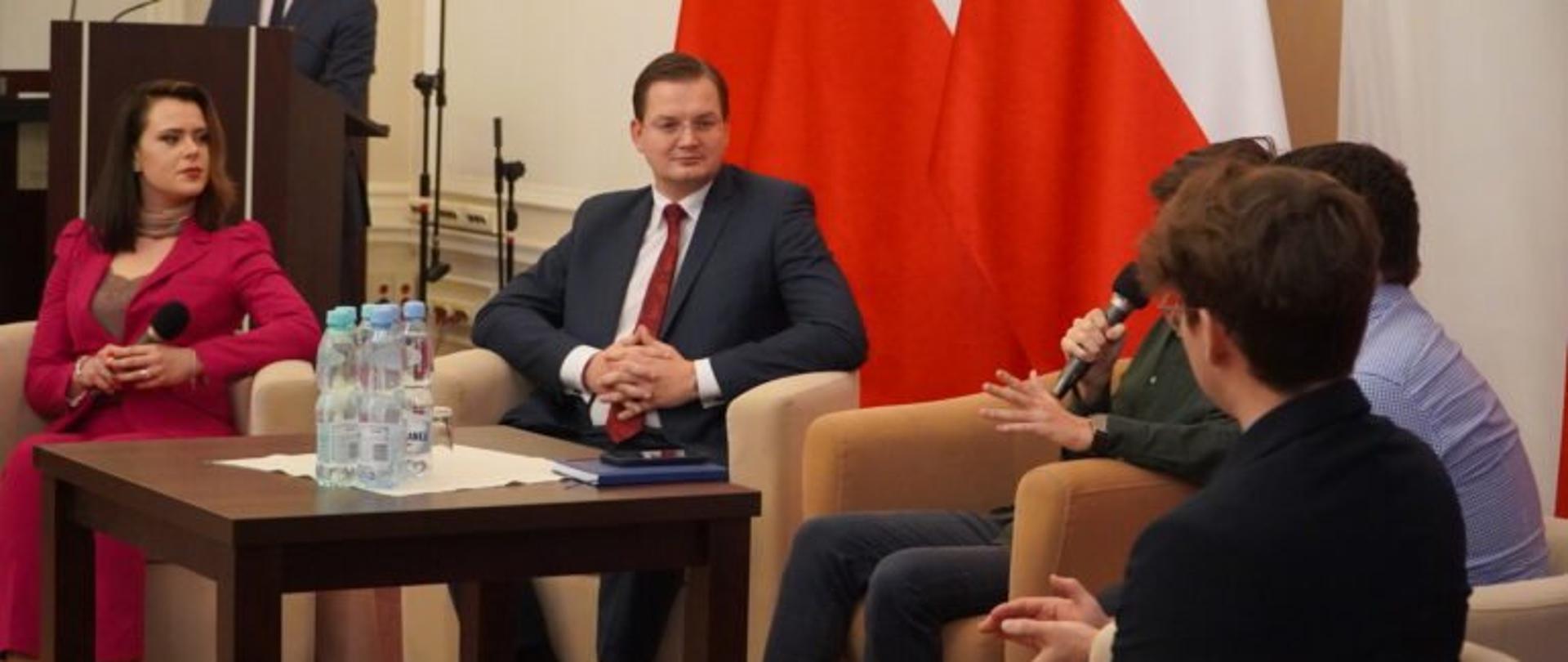 Uczestnicy debaty w ramach I Wojewódzkiego Forum Młodzieży