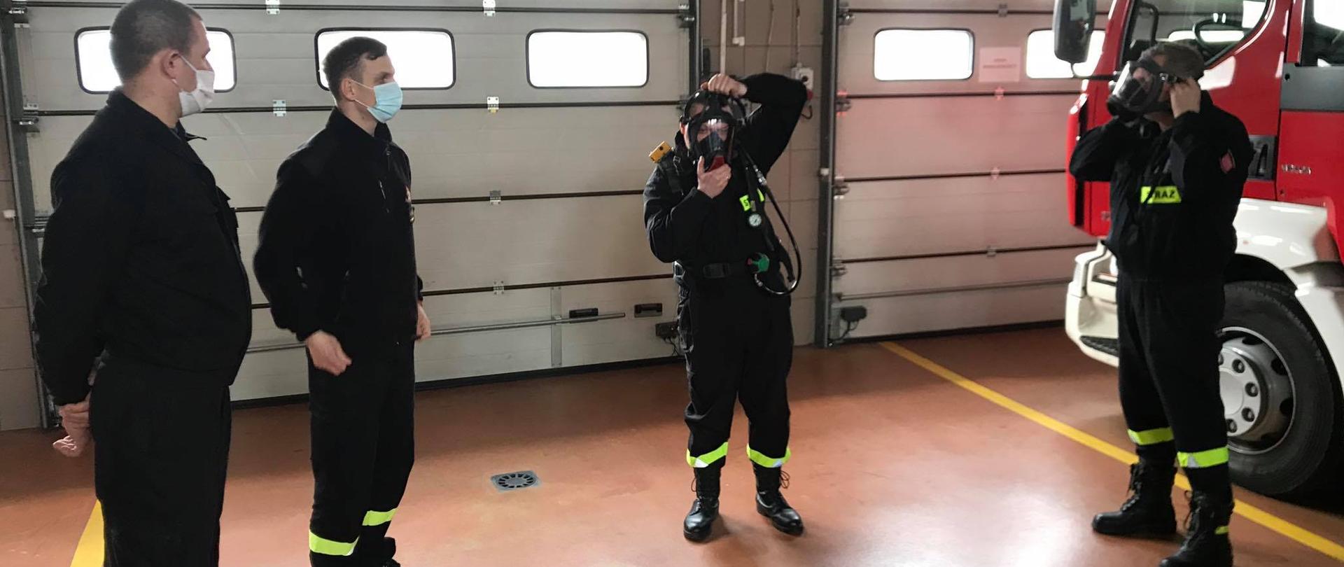 strażacy podczas zajęć ze SOUO na garażu JRG