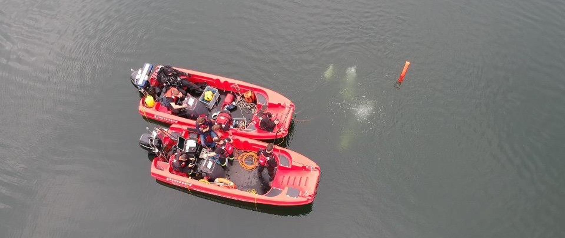 Zgrupowanie SGRWN. Na zdjęciu widać dwie łodzie na wodzie, na nich ćwiczący strażacy.
