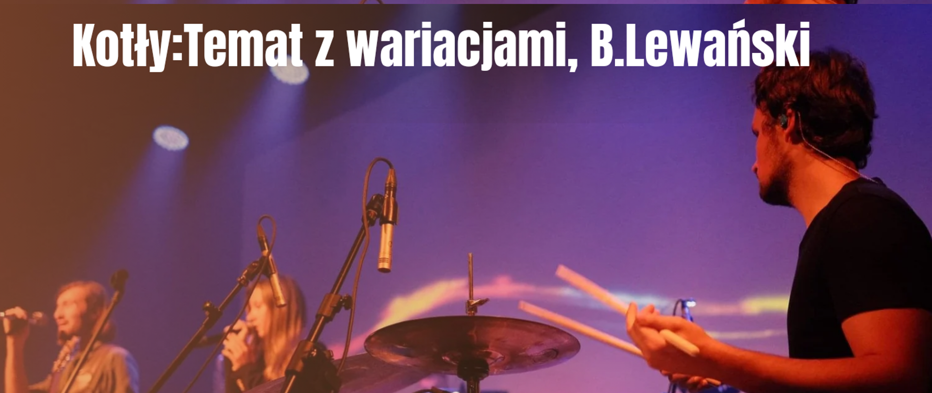 Oparty na kadrze ze zdjęcia plakat przedstawia w tle siedzącego przy zestawie perkusyjnym młodego chłopaka grającego na bębnach. Trzyma w ręku pałki. Na dole z prawej strony niebieskie logo szkoły muzycznej. Obok duże białe litery z miejscem i pora koncertu. Na każdym następnym kadrze zdjęcia fragment głowy perkusisty i światła sceniczne.