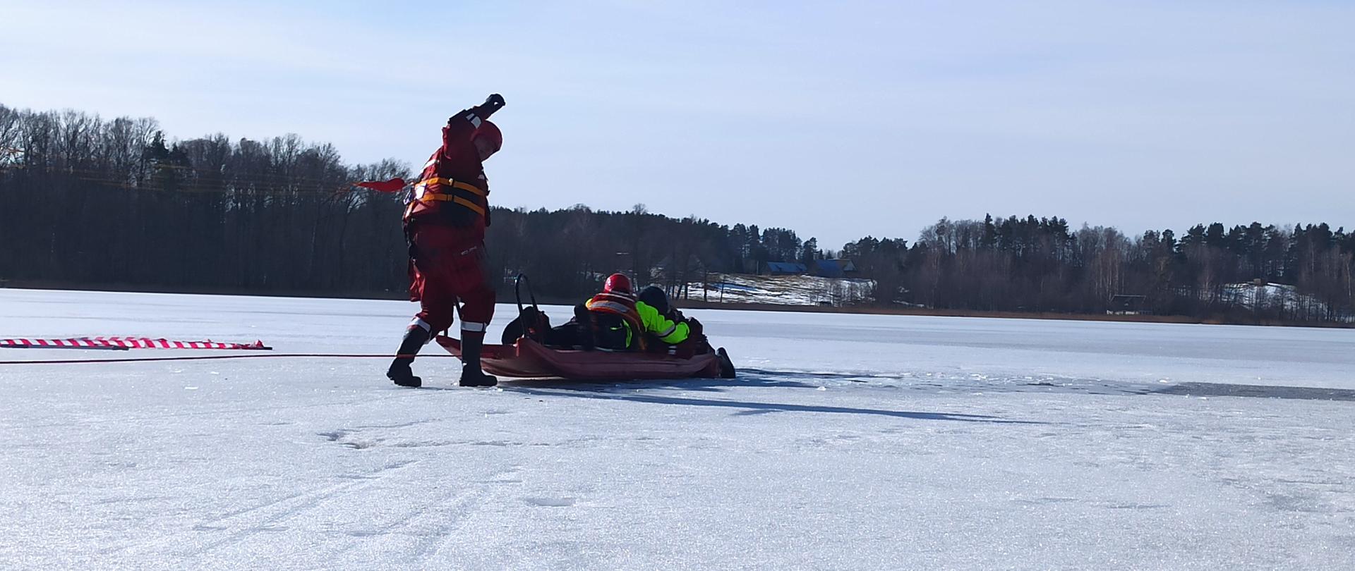 ćwiczenia strażaków z KP PSP w Sejnach i OSP Giby oraz pokaz dla żołnierzy 14 Suwalskiego Pułku Przeciwpancernego z ratownictwa lodowego na Jeziorze Gieret