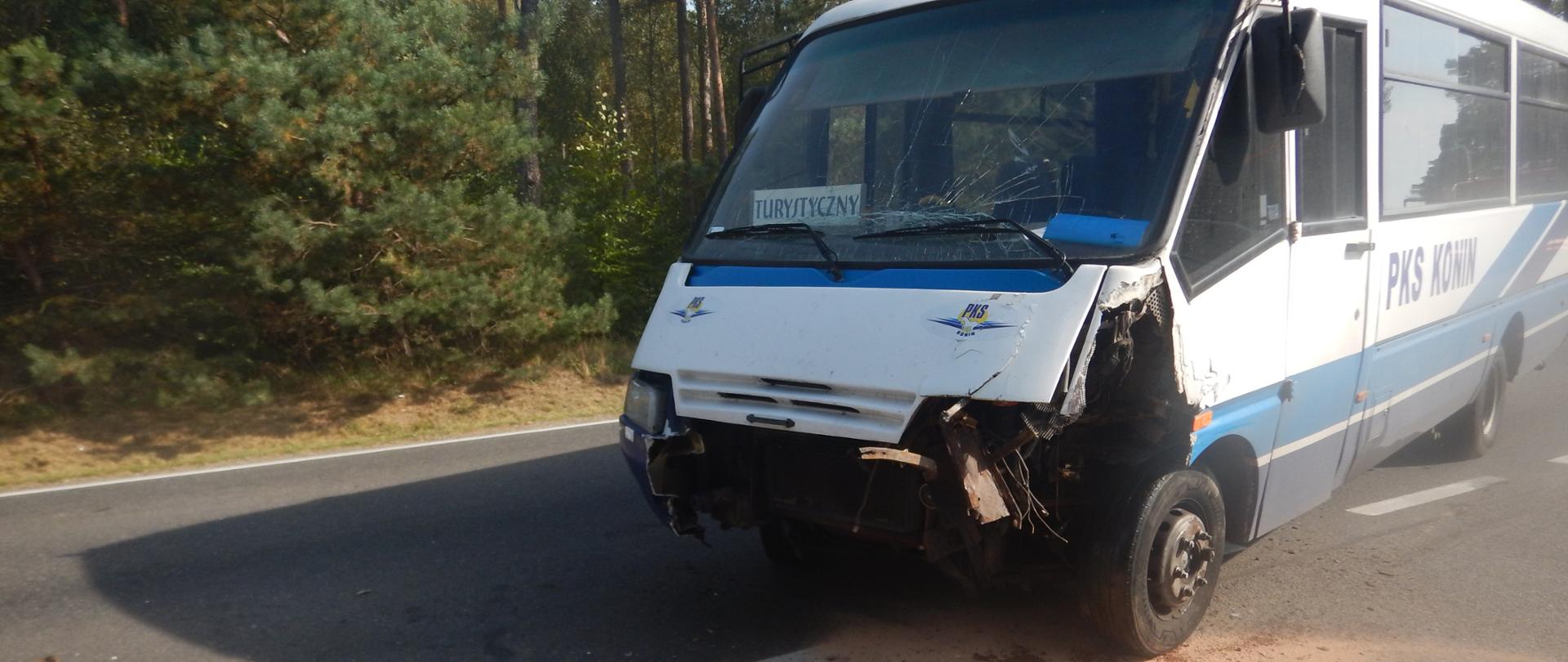 Zdjęcie przedstawia rozbity przód autobusu 