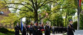 Na zdjęciu widać strażaków maszerujących w Pododdziale. Na pierwszym planie widoczny jest poczet flagowy. Na drugim planie widoczne są poczty sztandarowe oraz pozostali strażacy.