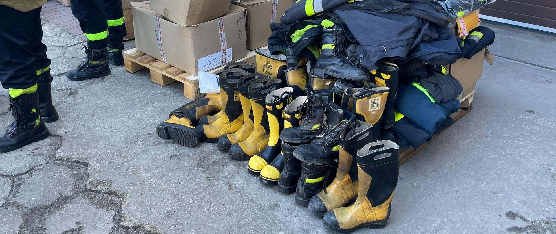 Na zdjęciu widnieje akcja związana ze zbiórka sprzętu strażackiego dla strażaków z Ukrainy. 