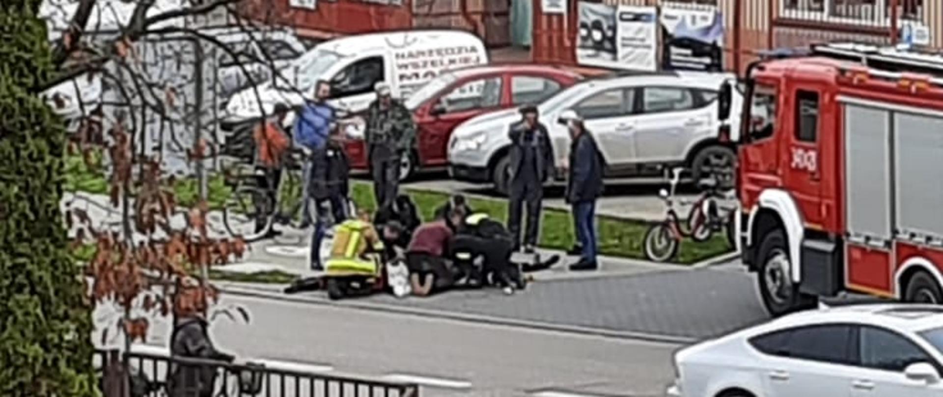 Działania strażaków podczas zasłabnięcia na ulicy kobiety 