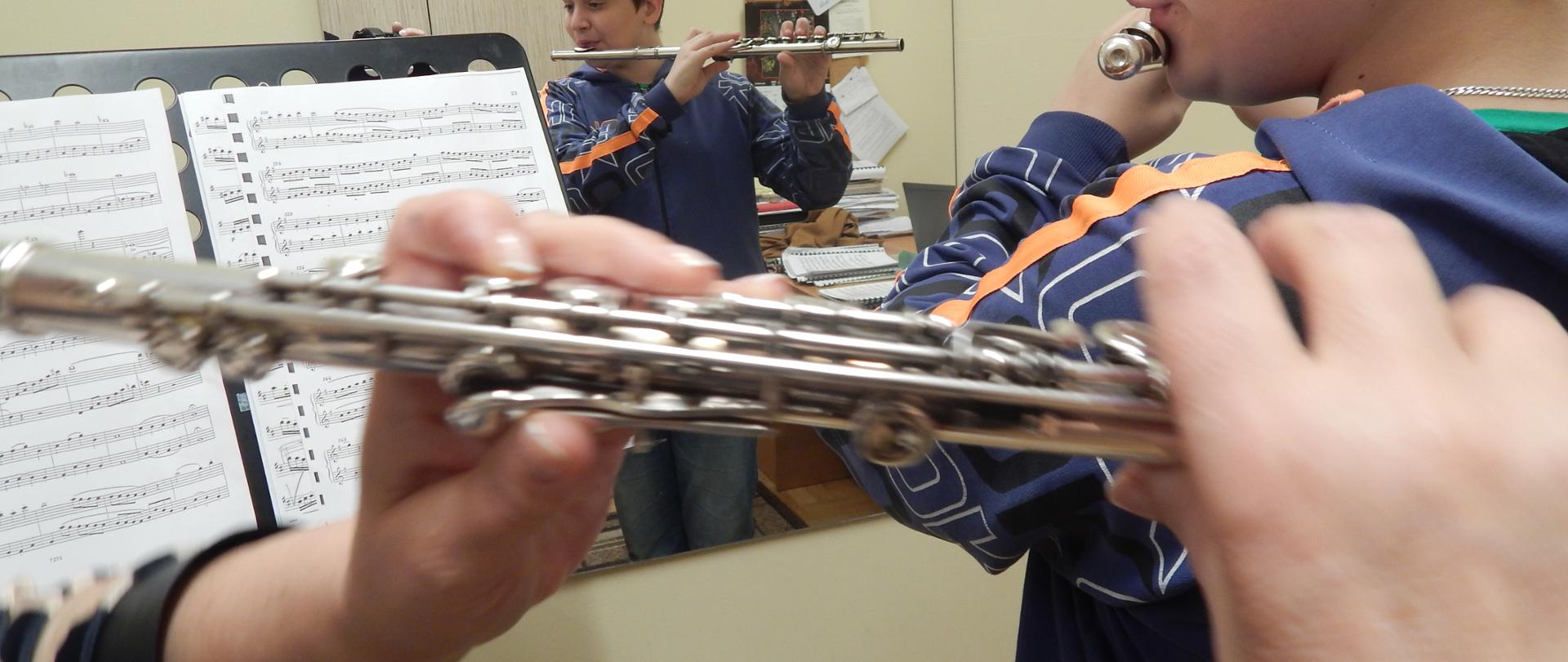 Uczeń i nauczyciel na lekcji fletu