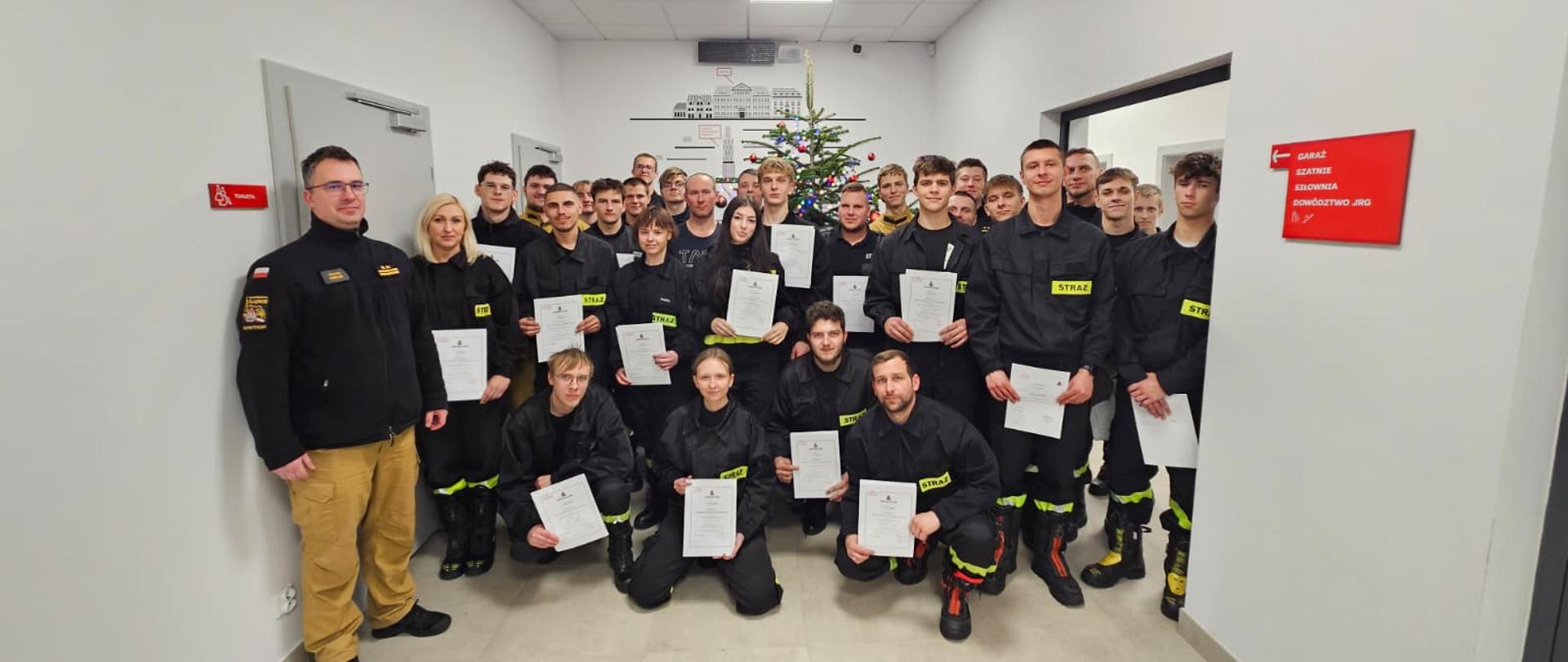 Zdjęcie grupowe strażaków OSP 