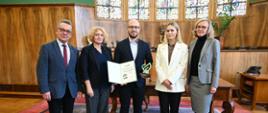 Zwycięzca konkursu „Klimatyczny Człowiek Roku” w kategorii „Młody Naukowiec” dr hab. Krzysztof Zawierucha odbiera nagrodę.
