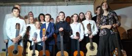 Galeria 10 zdjęć z występu uczniów klasy gitary w Pracowni Ceramiczno-Rzeźbiarskiej „Stary Młyn” w Gorzanowie. Młodzi gitarzyści prezentują swoje umiejętności muzyczne, wykonują przygotowane utwory i dzielą się pasją do muzyki, zdobywając cenne doświadczenie sceniczne w wyjątkowej przestrzeni artystycznej.