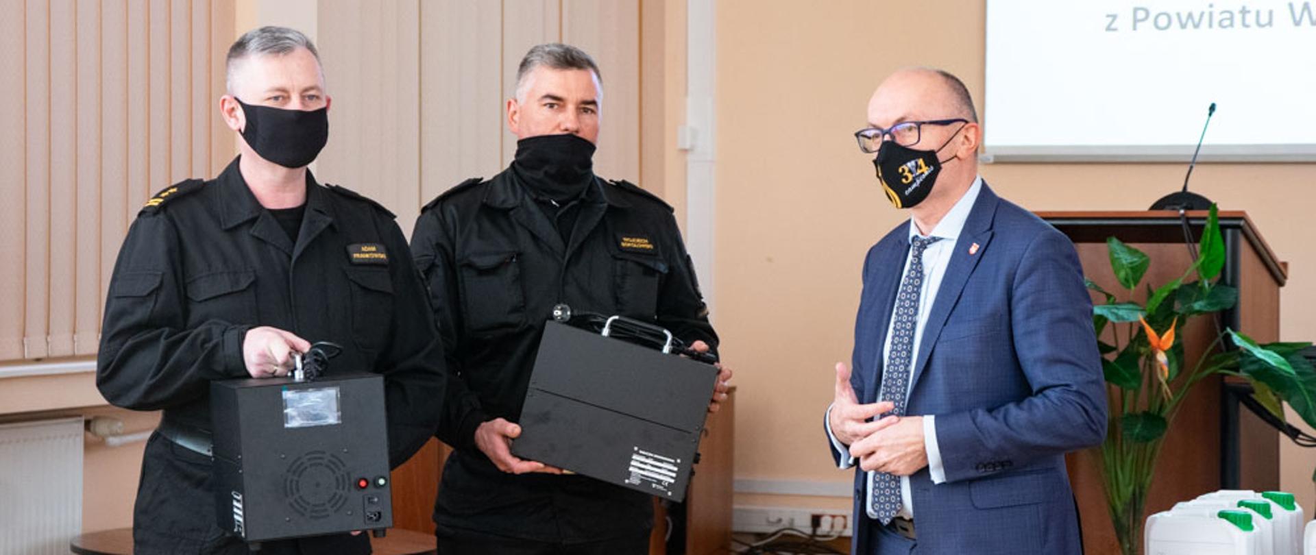 Przekazanie ozonatorów przez starostę wysokomazowieckiego Komendantowi Powiatowemu PSP i Dowódcy JRG w Wysokiem Mazowieckiem 