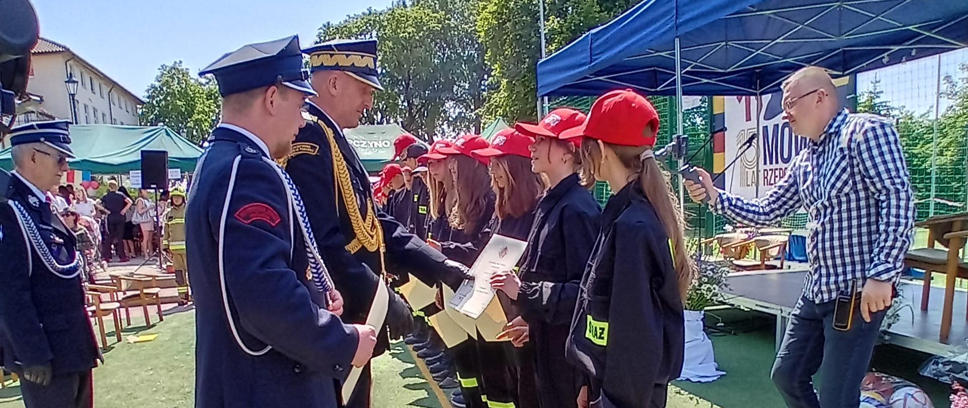 Zdjęcie przedstawia MDP w Rzepczynie podczas uroczystego ślubowania. Dzieci otrzymują dyplom od Komendanta Wojewódzkiego PSP w szczecinie.