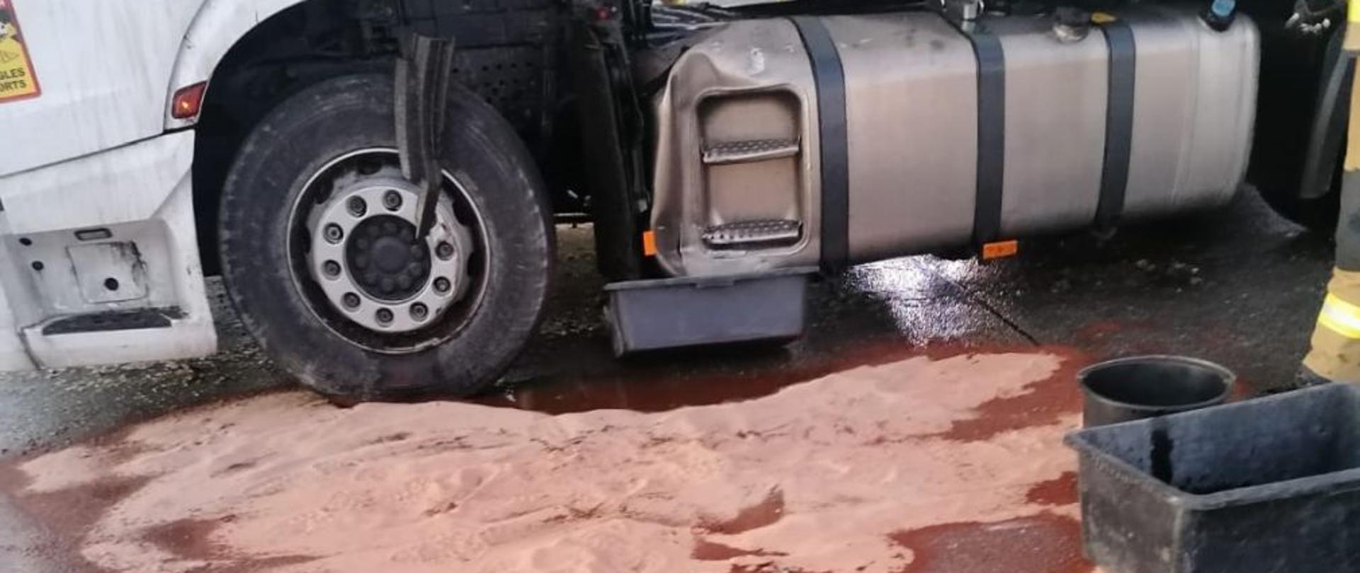 Wyciek ropy z uszkodzonego zbiornika