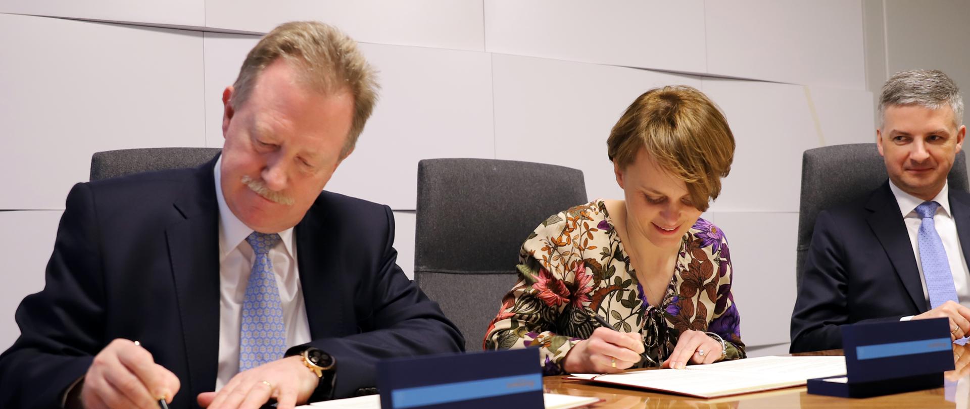 Od lewej Luc Dirckx, Sub Regional Head Roche Pharma at Roche Pharmaceuticals odpowiadający za działalność Roche w Europie, minister przedsiębiorczości i technologii Jadwiga Emilewicz, Wiktor Janicki, Dyrektor Generalny Roche Polska