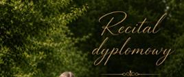 Elegancki plakat recitalu dyplomowego utrzymany w ciemnozielonej i złotej kolorystyce. Po lewej stronie znajduje się zdjęcie młodej kobiety o długich brązowych włosach, ubranej w długą czarną suknię wieczorową. Kobieta stoi przy drewnianej balustradzie mostku w otoczeniu gęstej zieleni i drzew. Po prawej stronie umieszczono tekst: „Recital dyplomowy Nikola Pęcak”.
Klasa śpiewu solowego Tomasza Piluchowskiego. Przy fortepianie: mgr Ryszard Marchewka. Data wydarzenia: 20 maja 2026 roku, godzina 15:00. Miejsce: Państwowa Szkoła Muzyczna I i II stopnia w Stalowej Woli.