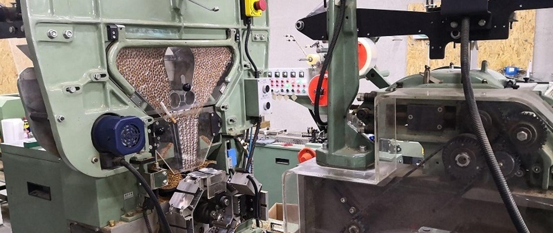 Na zdjęciu maszyna do produkcji nielegalnych papierosów