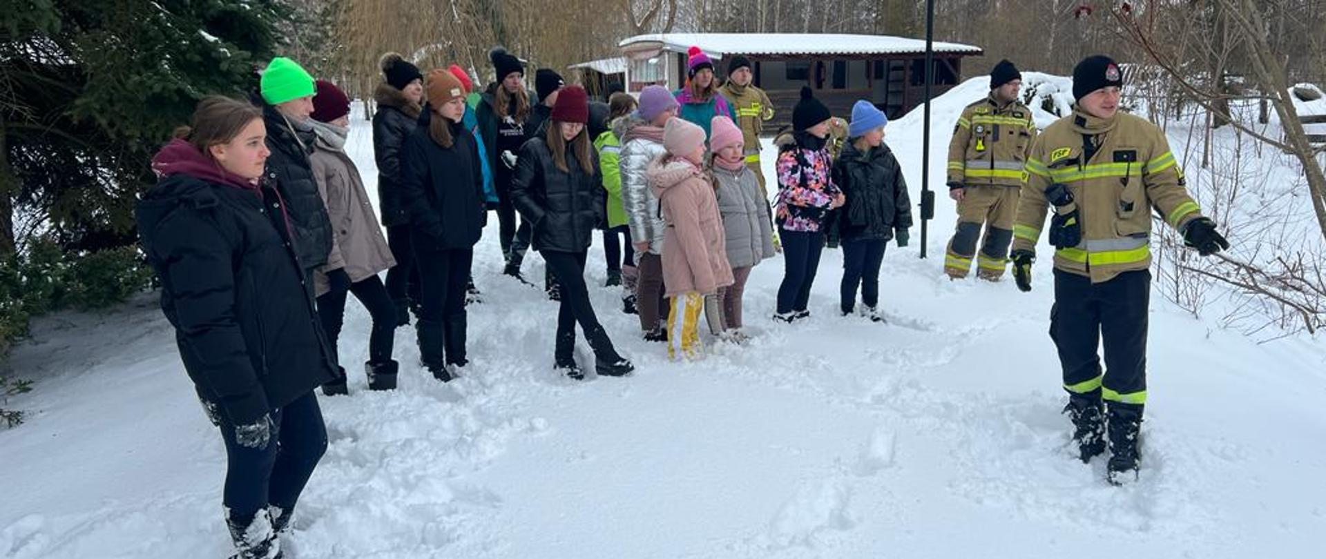Dzieci ze strażakami podczas pogadanki 