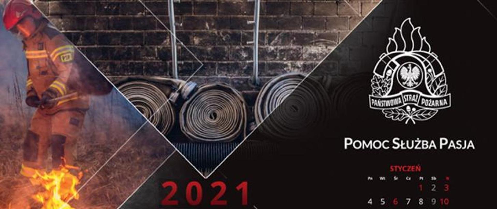 Ilustracja przedstawia plakat promujący konkursy kalendarzowe dla dzieci i młodzieży organizowane przez KG PSP. Z lewej strony strażak gaszący pożar trawy tłumicą, po środku węże pożarnicze i napis "2021", z prawej logo PSP i napis "Pomoc Służba Pasja"