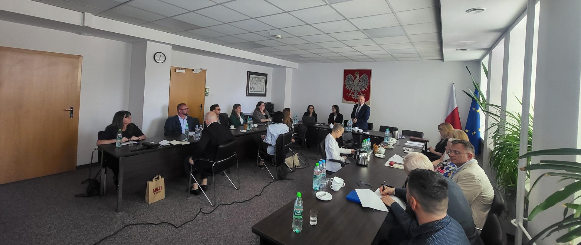 Przedstawiciele Rady Infrastruktury Informacji Przestrzennej podczas posiedzenia.